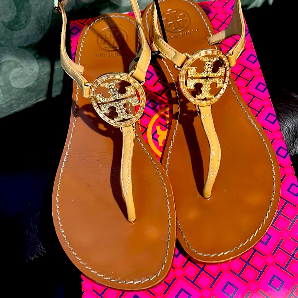 Tory Burch size 9.5 Camellia Pink 290 violet thong-patent calf sandals